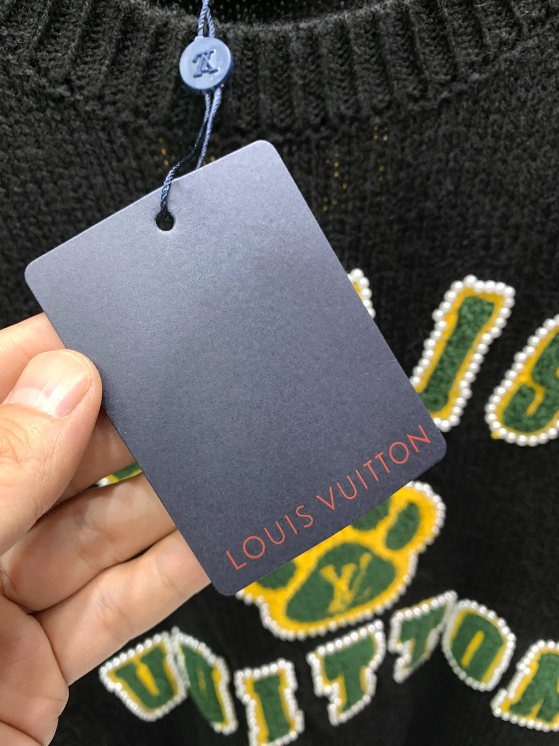 🅿️420 🀄️ Louis Vuitton's 2025 autumn and winter new knitted pullover. It is equipped with heavy-duty high-end personalized LOGO embroidery technology. The logo is surrounded by a circle of pearls. It is handmade. Unique design and meticulous workmanship. Perfect high-end customization. Made of 60% wool blended wool. The ribs are 26/2 1*1 stretch ribs. The fabric is dyed in the same vat. It feels very comfortable. The version design is avant-garde and fashionable. It adopts double waistcoat method. Stylish upper body, three-dimensional upper body, exquisite stitching, fine workmanship, very textured, same style as Internet celebrity stars, collar label, hang tag, wash mark, exclusive packaging bag, complete with three labels
